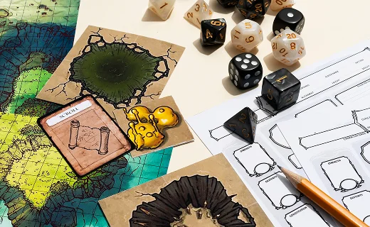 Mapa, kości i karta postaci do gry fantasy RPG leżą na stole.